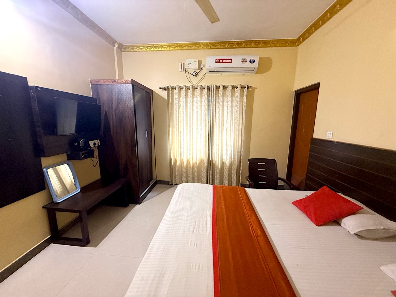 Lee Comfort Kushalnagar gallery photo 16